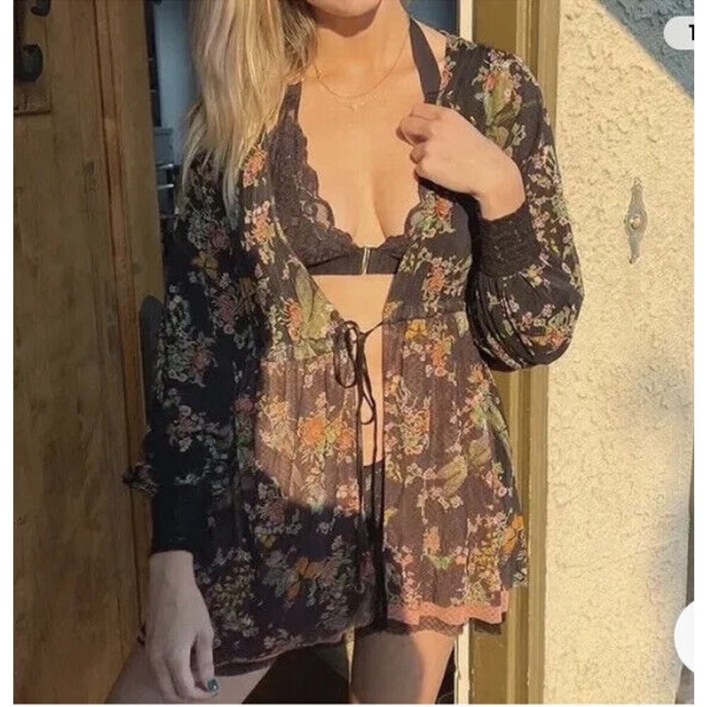 Floral Lace Trim Robe in Black